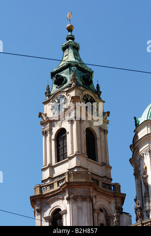 L'horloge et clocher de la cathédrale St Nicolas situé dans le petit côté de Prague Banque D'Images