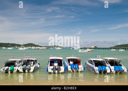 Bateaux amarrés à vitesse Chalang Beach, Phuket, Thaïlande Banque D'Images