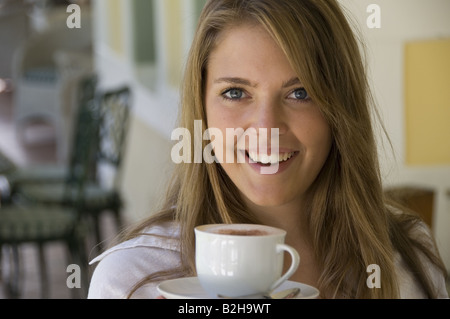 Jeune femme sert du café Banque D'Images