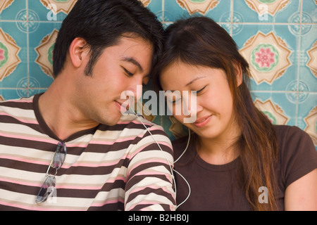 Close-up of a young woman listening to music Banque D'Images