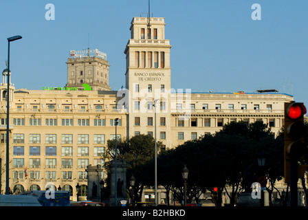 Banque d'espagne palais façade rouge et peu de circulation à Barcelone Banque D'Images