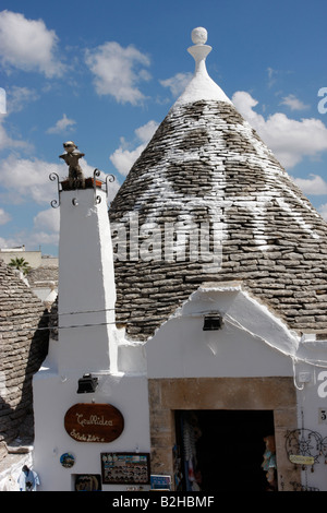 Signes hexagonal peint sur le dessus d'un Trulli chambre utilisée comme une boutique, à Alberobello,Lorraine, France Banque D'Images