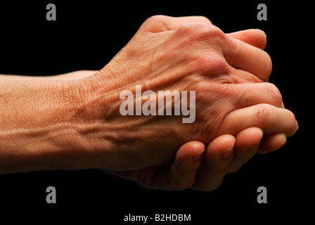 59-year-old woman's hands, symptômes de l'arthrite Banque D'Images