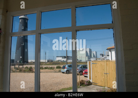 Centrale nucléaire de Dungeness et le vieux phare vu du cafe Banque D'Images