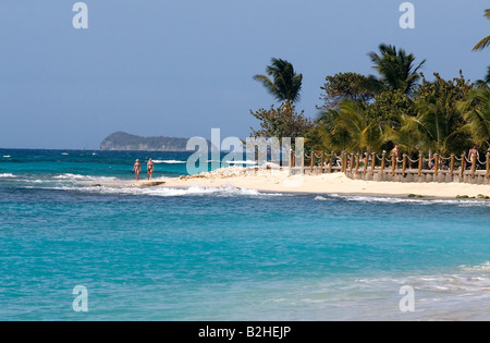 Plage de Palm Island et du front de mer à Mayreau dans la distance, Grenadines, dans les Caraïbes. Banque D'Images