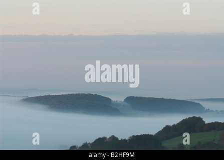 Hügel ragen aus dem Nebel im Bliesgau une Herbstmorgen in landschaft paysage paysage de campagne Banque D'Images