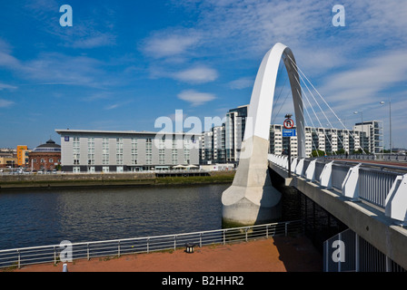 Nouveau Arc Clyde Road pont enjambant la rivière Clyde entre Finnieston Street et Govan Road à Glasgow Banque D'Images