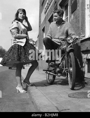 personnes, jeunes / adolescents, jeunes couples dans la rue, années 1950, Banque D'Images