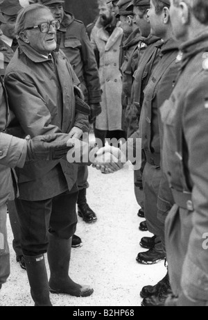 Carington, Peter Alexander Rupert 6 Baron Carrington, * 6.6.1919, politicien britannique (conservateur), Secrétaire général de l'OTAN 25.6.1984 - 1.7.1988, saluant les officiers allemands, Hohenfels, 1986, Banque D'Images