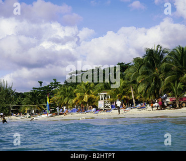 Géographie / billet, de la Jamaïque, Negril, Jamaïque, l'ouest de la plage touristique sous les palmiers, Banque D'Images