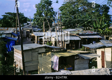 Géographie / billet, de la Jamaïque, Negril, dans l'ouest de la Jamaïque, suburbian abris près des hôtels, des cabanes en bois, tôle ondulée, Banque D'Images