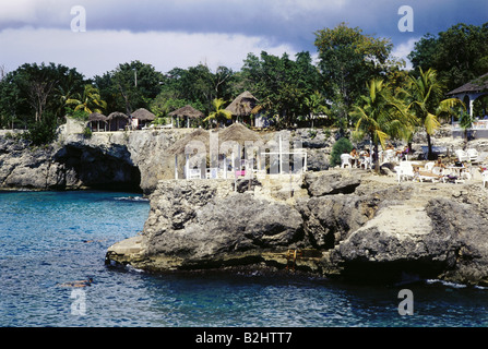 Géographie / billet, de la Jamaïque, Negril, Jamaïque de l'ouest, terrasse sous les palmiers avec vue sur mer, restaurant Awee Mde, Banque D'Images