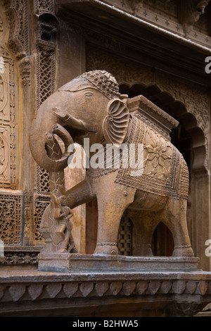 Un éléphant de grès sculpté main décore l'extérieur de l'HAVELI ou maires belle maison à JAISALMER RAJASTHAN INDE Banque D'Images