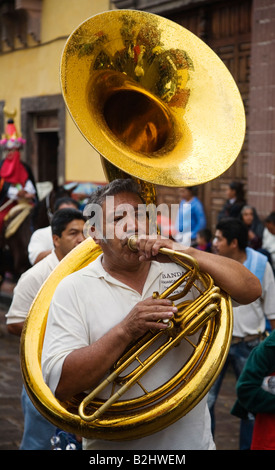 Un joueur de tuba dans le FESTIVAL DE SAN MIGUEL ARCHANGEL PARADE SAN MIGUEL DE ALLENDE MEXIQUE Banque D'Images