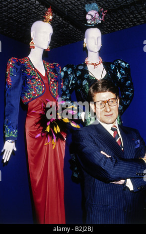 Saint-Laurent, Yves, 1.8.1936 - 1.6.2008, designer français (mode), demi-longueur, lors de l'exposition "Yves Saint-Laurent, 28 Ans de Création", Louvre, Paris, 31.5. - 26.10.1986, Banque D'Images