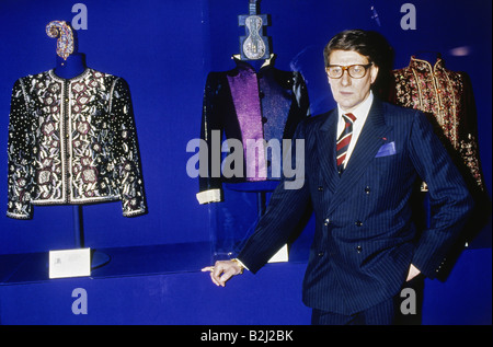 Saint-Laurent, Yves, 1.8.1936 - 1.6.2008, designer français (mode), demi-longueur, lors de l'exposition "Yves Saint-Laurent, 28 Ans de Création", Louvre, Paris, 31.5. - 26.10.1986, Banque D'Images