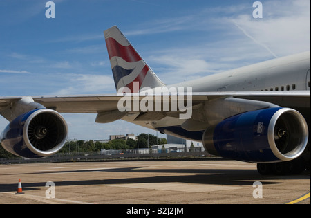 British Airways Jumbo jet avec les moteurs Rolls-Royce stationné à l'aéroport d'Heathrow Banque D'Images