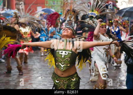 La femme mexicaine en danse Costumes indiens Aztèques dans le FESTIVAL DE SAN MIGUEL ARCHANGEL PARADE SAN MIGUEL DE ALLENDE MEXIQUE Banque D'Images