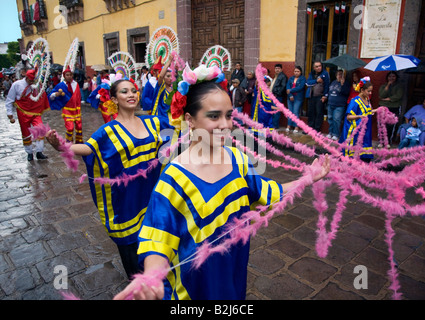 Les mexicains en costumes traditionnels de participer au FESTIVAL DE SAN MIGUEL ARCHANGEL PARADE SAN MIGUEL DE ALLENDE MEXIQUE Banque D'Images