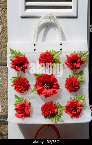 Roses rouges artificielles sur sac blanc Banque D'Images