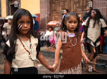 Filles mexicaines en costumes indiens Aztèques dans le FESTIVAL DE SAN MIGUEL ARCHANGEL PARADE SAN MIGUEL DE ALLENDE MEXIQUE Banque D'Images