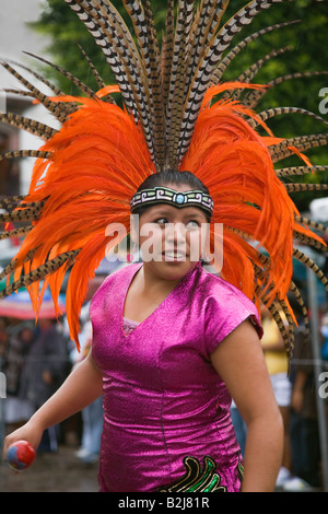 Une femme mexicaine des danses en costume aztèques dans le FESTIVAL DE SAN MIGUEL ARCHANGEL PARADE SAN MIGUEL DE ALLENDE MEXIQUE Banque D'Images