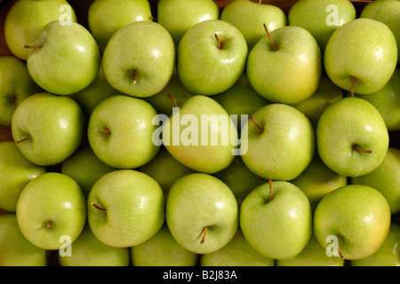 Motif de pommes vertes fraîches disposées en rangées, fond plein cadre Banque D'Images