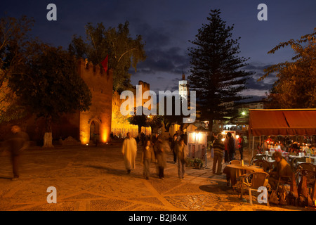 Plaza Uta el-Hammam et le Fondouk au crépuscule, Chefchaouen, Maroc Banque D'Images