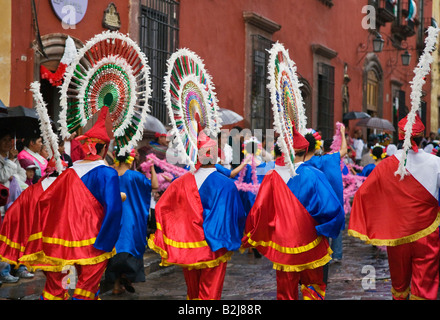 Les mexicains en costumes traditionnels de participer au FESTIVAL DE SAN MIGUEL ARCHANGEL PARADE SAN MIGUEL DE ALLENDE MEXIQUE Banque D'Images