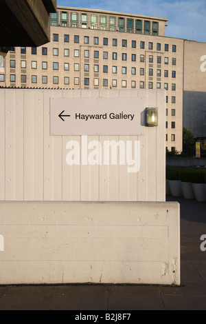 Inscrivez-vous sur un mur sur la rive sud de Londres qui pointe à la Hayward Gallery Banque D'Images