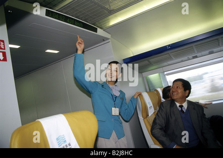 Géographie / voyages, Chine, Shanghai, circulation / Transports, Shanghai Maglev Train, vue de l'intérieur, la route entre Longyang Station et l'Aéroport International de Pudong, hôtesse de l'air sur la vitesse de déplacement, l'Additional-Rights Clearance-Info-Not-Available- Banque D'Images