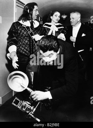 Callas, Maria, 3.12.1923 - 16.9.1977, chanteuse italienne (soprano) d'origine grecque, avec le chef d'orchestre Gianandrea Gavazzeni et la chanteuse Giuseppe di Stefano, après la représentation, à l'opéra, 'Un ballo in maschera', par Guiseppe Verdi, Teatro alla Scala, Milan, Italie, 7.12.1957, (nom de naissance : Maria Kalogeropoulos), photographes, photographes, reporters, journalistes, appareils photo, costumes, déguisés, parlant, parler, conversation, parler, la Scala, années 50, XXe siècle, femme, Banque D'Images