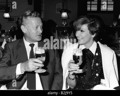 Streibl, Max, 6.1.1932 - 11.12 1998, politicien allemand, Premier ministre de la Bavière 18.10.1988 - 27.5.1993, avec Caroline Reiber à une fête, Munich, 1990, , Banque D'Images