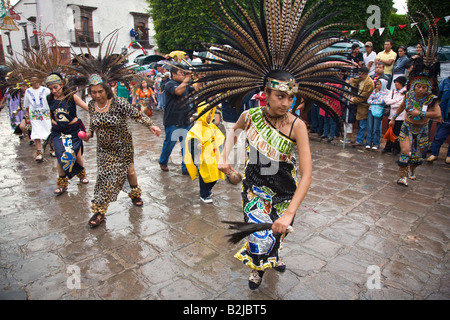 La femme mexicaine en danse Costumes indiens Aztèques dans le FESTIVAL DE SAN MIGUEL ARCHANGEL PARADE SAN MIGUEL DE ALLENDE MEXIQUE Banque D'Images