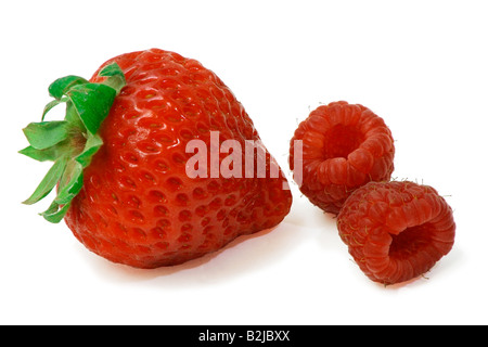 L'une et deux fraises framboises sont isolés Banque D'Images