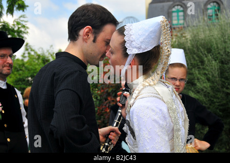 Moment de la vie privée d'un jeune couple de danseur et musicien en costume traditionnel dans le Festival de Cornouaille Quimper Bretagne Banque D'Images