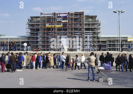 Allemagne, réunification, chute du mur de Berlin, les gens au mur et debout reste devant la porte de Brandebourg avec cadre, partie occidentale, mars 1990, Banque D'Images