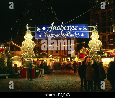 Les marchés de Noël, Noël, marché de noël, Aix-la-Chapelle, Rhénanie du Nord-Westphalie, Allemagne, porte d'entrée, vue de nuit, Additional-Rights Clearance-Info-Not-Available- Banque D'Images