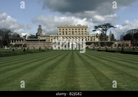 Cliveden House avec pelouse bien entretenue et jardins topiaires géométriques, Taplow, Maidenhead, Berkshire, Angleterre,Royaume-Uni, Europe Banque D'Images