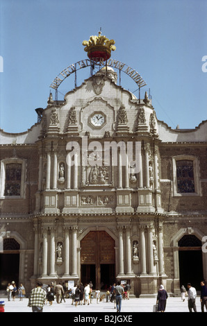 Géographie / voyage, Mexique, Mexico, églises, ancienne basilique de Guadalupe, construite : 1531 - 1709, vue extérieure, porche, 1964, historique, historique, Amérique centrale, XXe siècle, années 1960, architecture, bâtiment, église, entrée, gens, piétons, couronne, CEAM, Banque D'Images