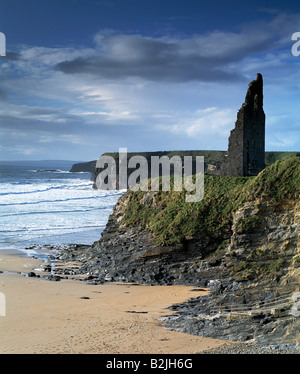 Château en ruine se trouve sur craggy rocheux , ballybunion, comté de Kerry, de façon sauvage de l'Atlantique Banque D'Images