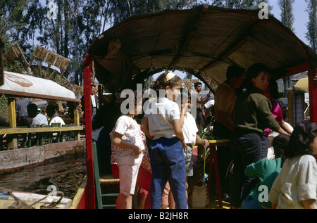 Géographie / voyages, Mexique, Mexico, 'Floating Gardens' de Xochimilco, bateaux avec touristes sur le canal, 1964, Banque D'Images