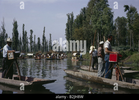 Géographie / voyages, Mexique, Mexico, 'Floating Gardens' de Xochimilco, bateaux avec photographes sur le canal, 1964, Banque D'Images