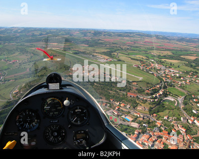 Pilot's eye view à partir d'un poste de pilotage de planeur en vol près de l'aérodrome. Remarque le paysage rural français sur une journée ensoleillée Banque D'Images