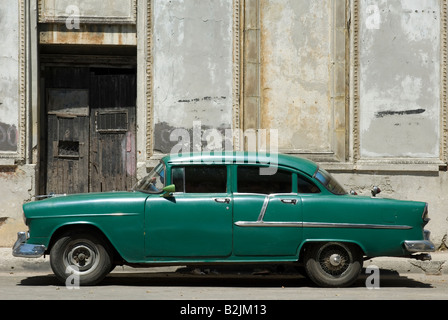 Un livre vert, voiture américaine classique dans la zone de vieille ville de La Havane, Cuba. Banque D'Images