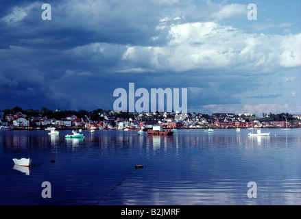 Ciel dramatique et de lumière après une récente tempête éclairent les bateaux de pêche dans le port de Lunenburg, Halifax, Nouvelle-Écosse, Canada Novia Banque D'Images