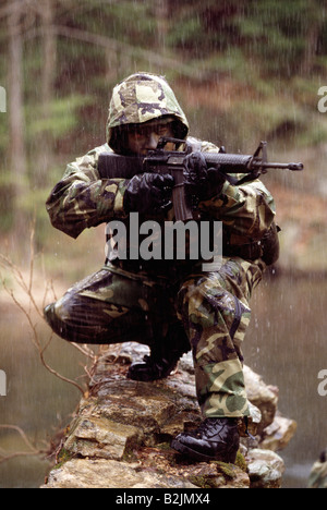 Soldat de l'Armée américaine sur les manœuvres dans le domaine Banque D'Images