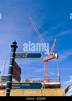 Poteau de signalisation et de chantier grue à Devizes Wiltshire, UK Banque D'Images