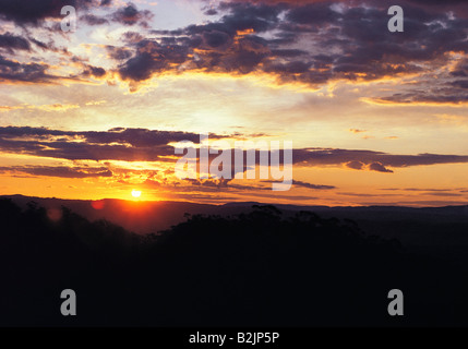 Stormy sunset over ridge dans les Montagnes Bleues, NSW, Australie. Banque D'Images