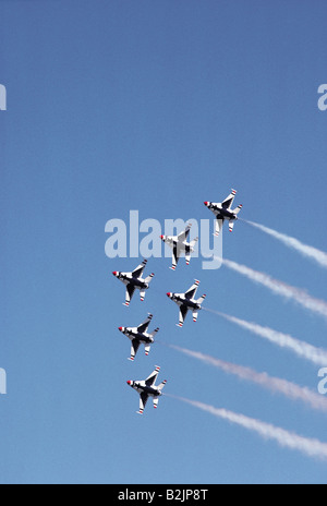 Low angle view of F-16 jet escadron d'aéronefs volant en formation delta. L'équipe de Thunderbirds de l'USAF. Banque D'Images